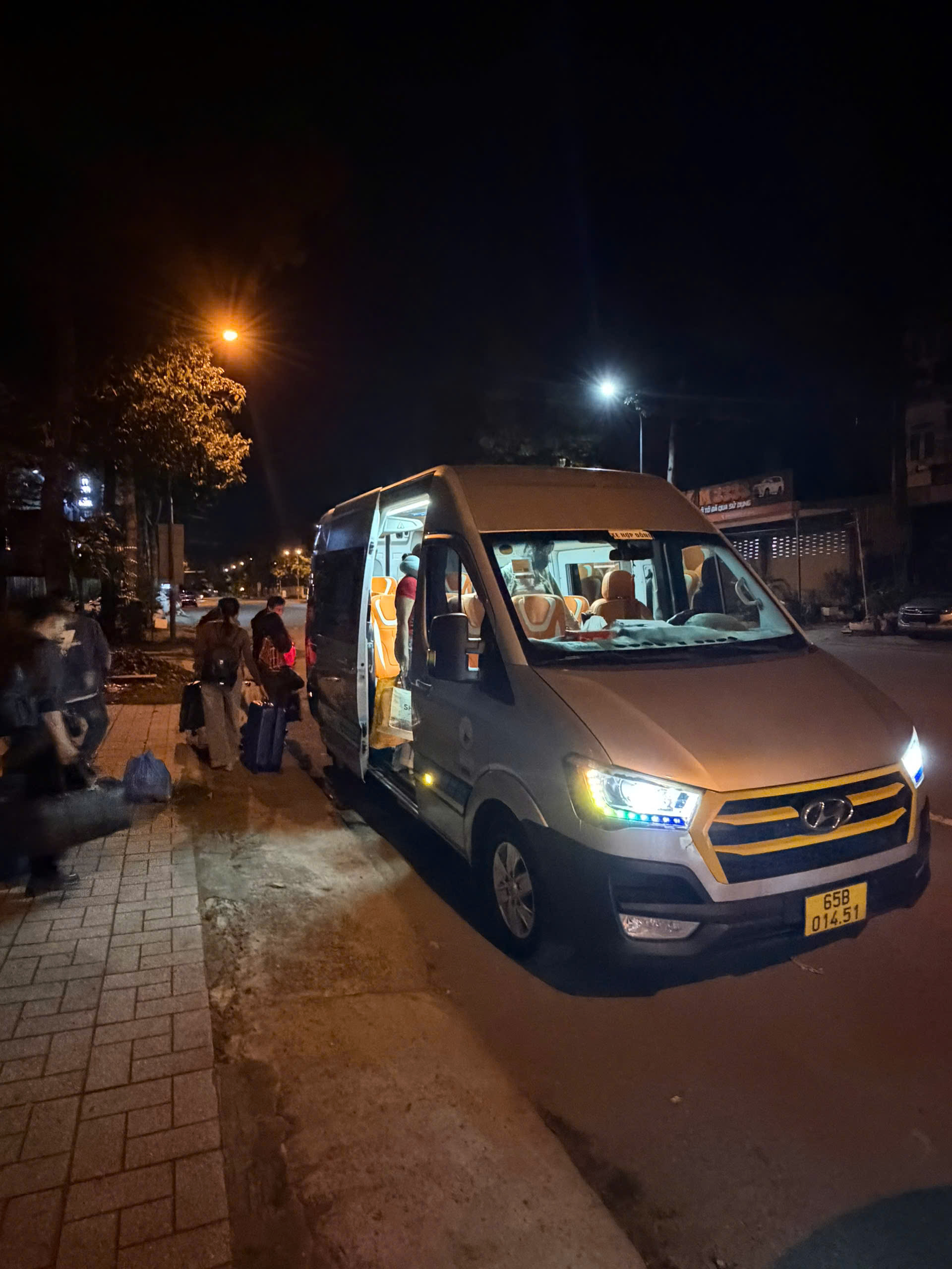 Thuê xe 16 chỗ từ Cần Thơ đi sân bay Tân Sơn Nhất trọn gói
