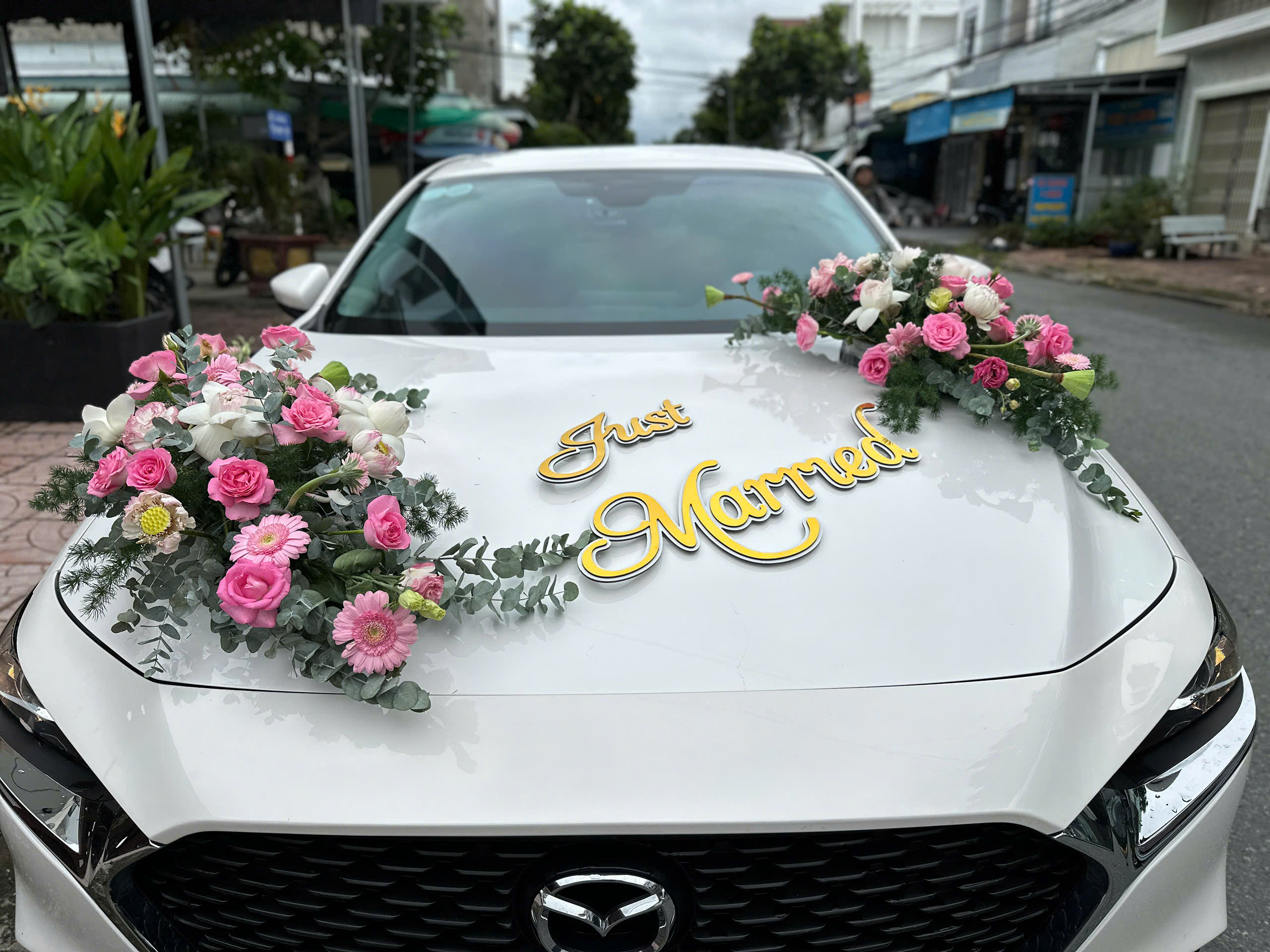 Hoa Tươi Trang Trí Xe Cưới