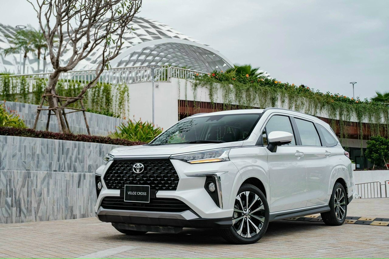 Xe Toyota Veloz Cross 7 Chỗ
